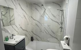 Beautiful Apartment - 5 Minute Walk To The Best Beach! - Great Location - Parking - Fast Wifi - Smart Tv - Newly Decorated - Sleeps Up To 4! Close To Bournemouth & Poole Town Centre